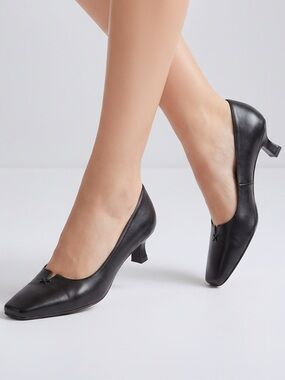 Stuart Weitzman Black Leather Low Kitten Heel Pumps sz 7